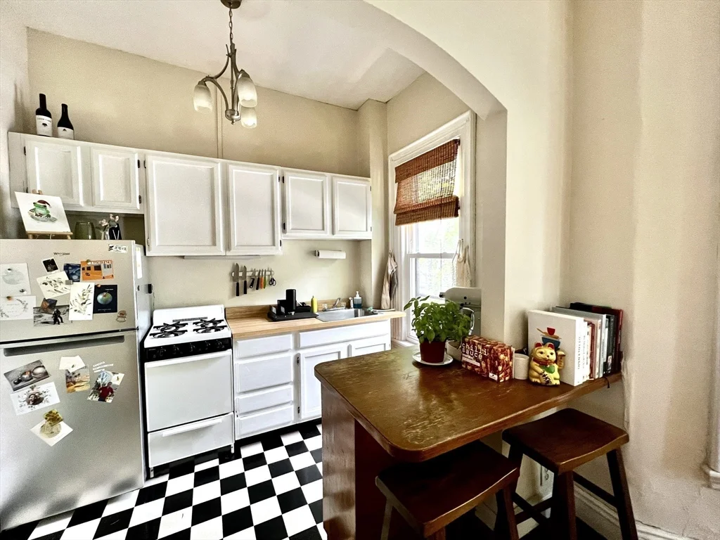 1 bed, 1 bath apartment for rent at 106 Magazine St Unit 2, Cambridgeport — photo 4 of 8