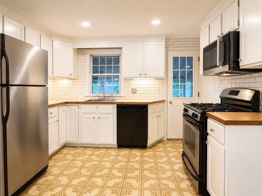 3 bed, 1 bath apartment for rent at 106 Russell Rd, West Newton — photo 5 of 12