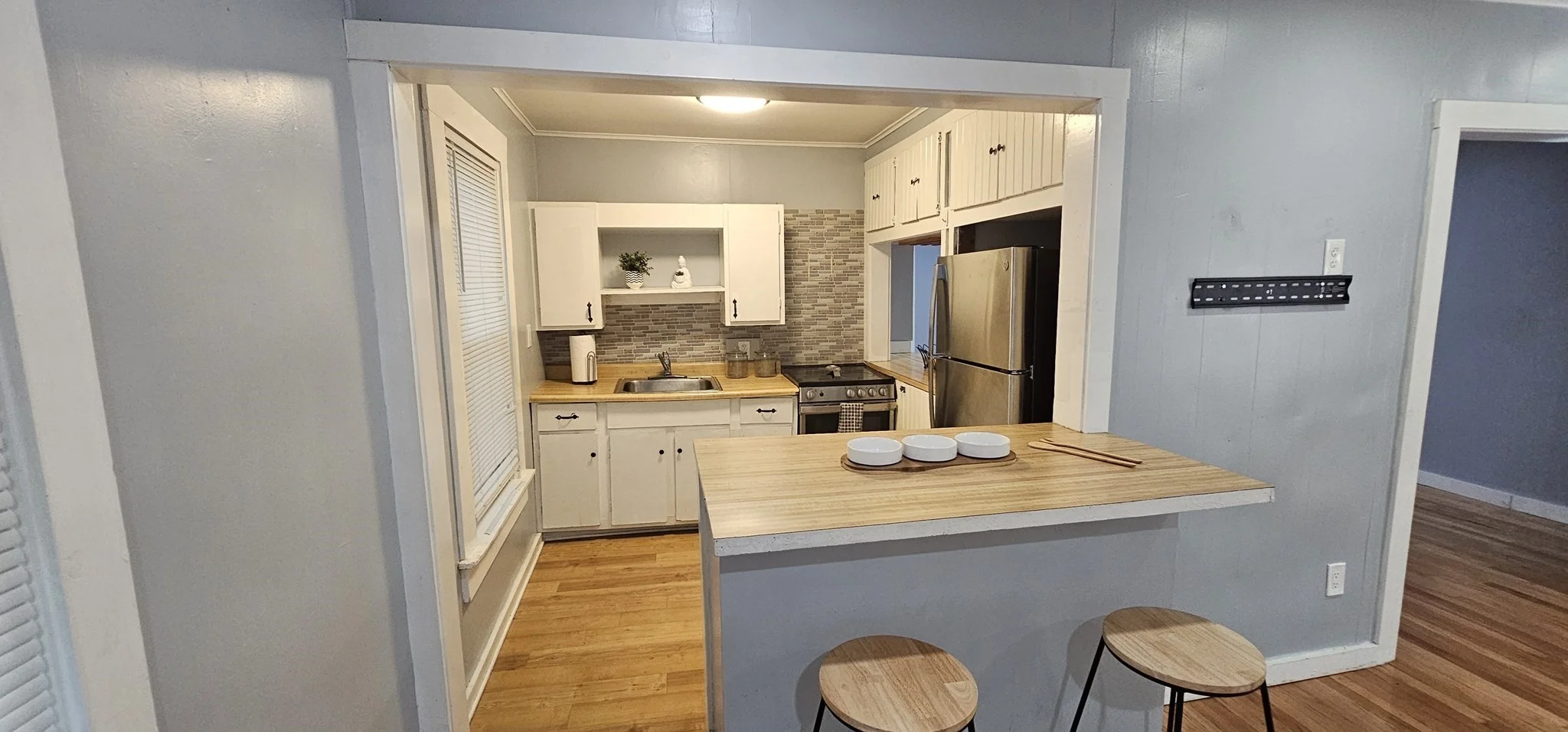 1 bed, 1 bath apartment for rent at 106 Walnut St Unit 2, Clinton — photo 3 of 13