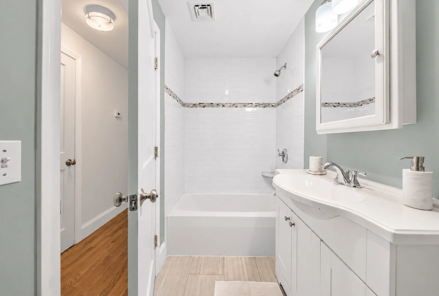 3 bed, 2 bath apartment for rent at 106 Walnut St Unit 4, Winter Hill — photo 10 of 20