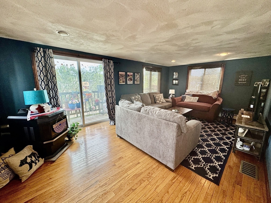 2 bed, 1 bath apartment for rent at 106 Winter Unit 1, Saugus — photo 3 of 11