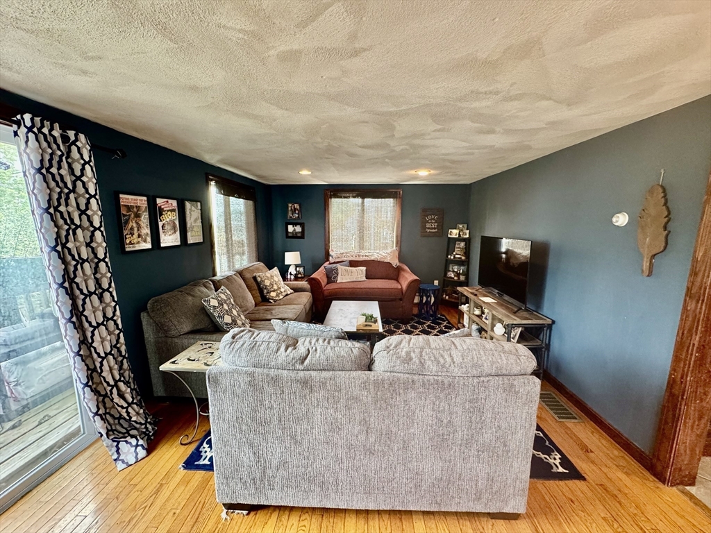 2 bed, 1 bath apartment for rent at 106 Winter Unit 1, Saugus — photo 4 of 11