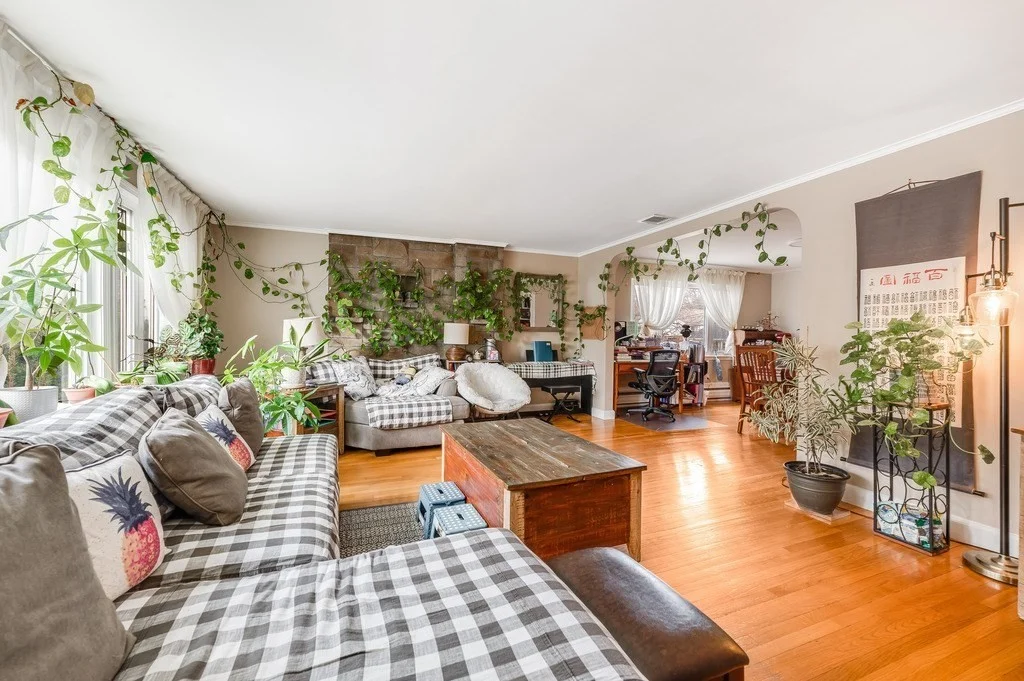 4 bed, 3 bath apartment for rent at 106 Woodcliff Rd, Chestnut Hill — photo 4 of 36