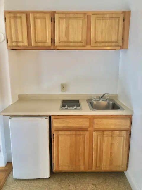 Studio bed, 1 bath apartment for rent at 1061 Beacon St Unit 1, Longwood — photo 4 of 5