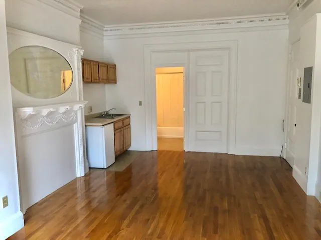 Studio bed, 1 bath apartment for rent at 1061 Beacon St Unit 1, Longwood — photo 2 of 5