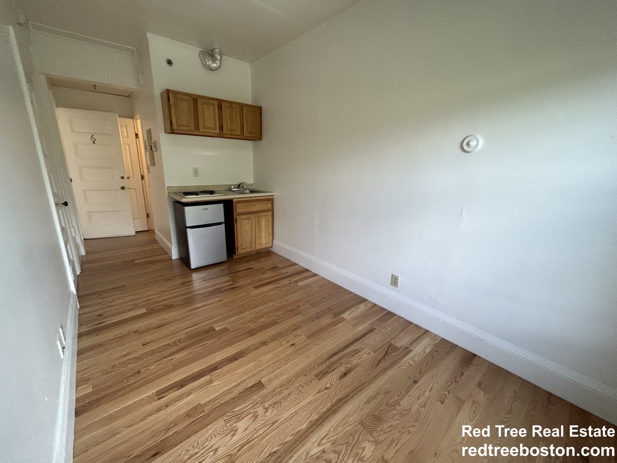 Studio bed, 1 bath apartment for rent at 1061 Beacon St Unit 6, Longwood — photo 3 of 12