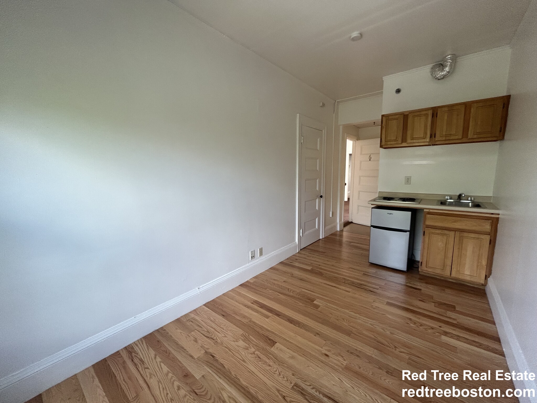 Studio bed, 1 bath apartment for rent at 1061 Beacon St Unit 6, Longwood — photo 4 of 12