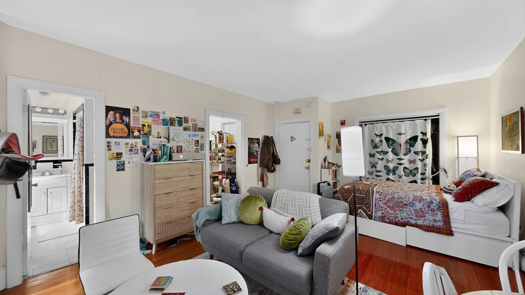 Studio bed, 1 bath apartment for rent at 1063 Beacon St Unit 2, Coolidge Corner — photo 7 of 11