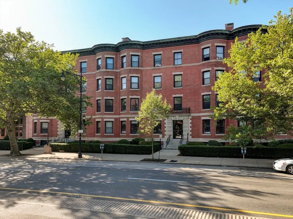 2 bed, 1 bath apartment for rent at 1064 Beacon St Unit 12A, Longwood — photo 3 of 40
