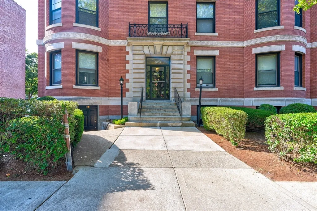 2 bed, 1 bath apartment for rent at 1064 Beacon St Unit 12A, Longwood — photo 4 of 40