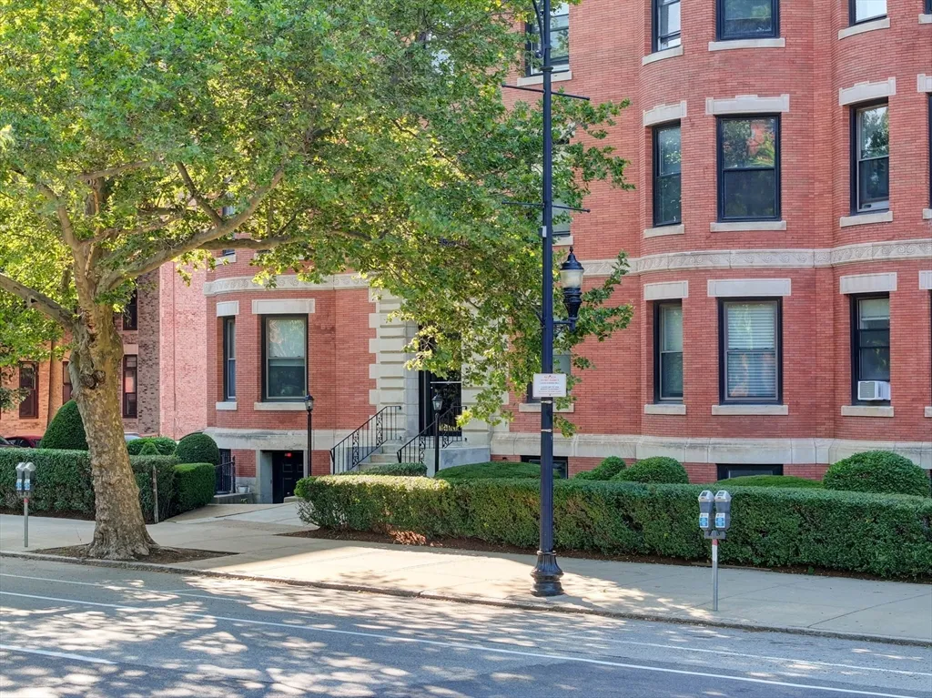 2 bed, 1 bath apartment for rent at 1064 Beacon St Unit 12A, Longwood — photo 2 of 40