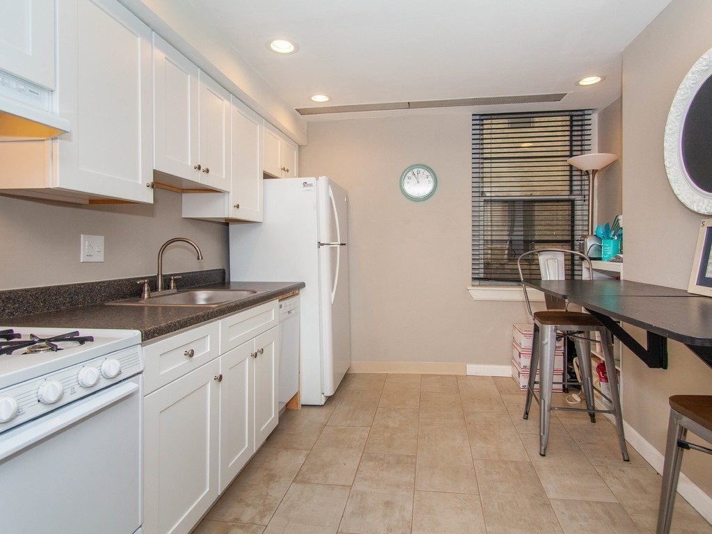 Studio bed, 1 bath apartment for rent at 1064 Beacon St Unit A, Brookline — photo 3 of 7