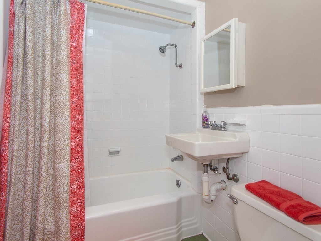 Studio bed, 1 bath apartment for rent at 1064 Beacon St Unit A, Brookline — photo 4 of 7