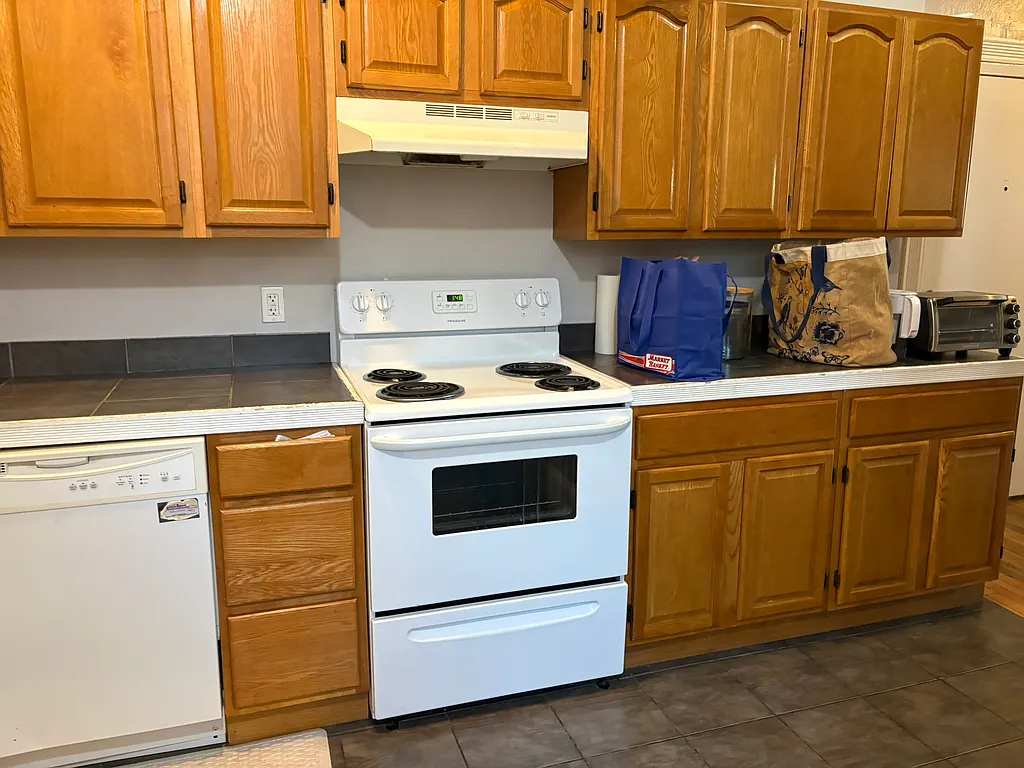 3 bed, 1 bath apartment for rent at 1066 Commonwealth Ave Unit 52 Duplicate, Brighton — photo 5 of 5
