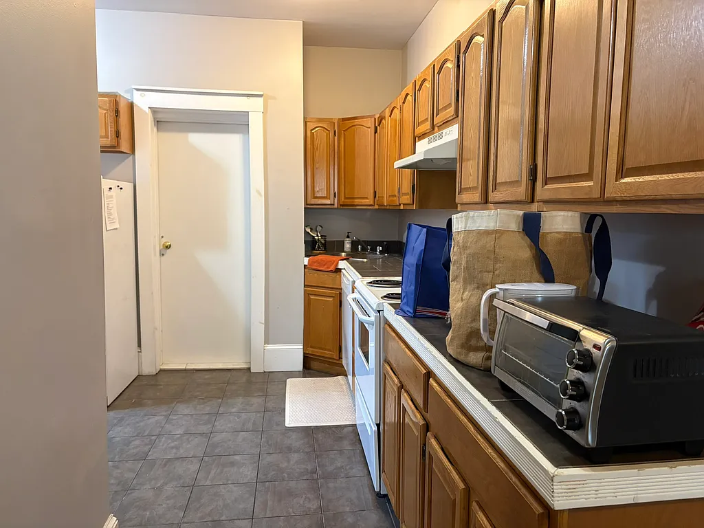 3 bed, 1 bath apartment for rent at 1066 Commonwealth Ave Unit 52 Duplicate, Brighton — photo 3 of 5