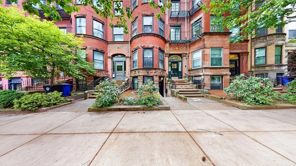 Studio bed, 1 bath apartment for rent at 1069 Beacon St Unit 2, Coolidge Corner — photo 3 of 10
