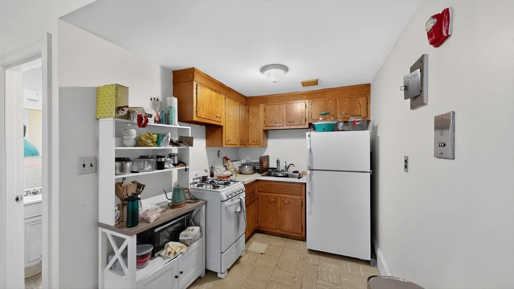 Studio bed, 1 bath apartment for rent at 1069 Beacon St Unit 2, Coolidge Corner — photo 8 of 10