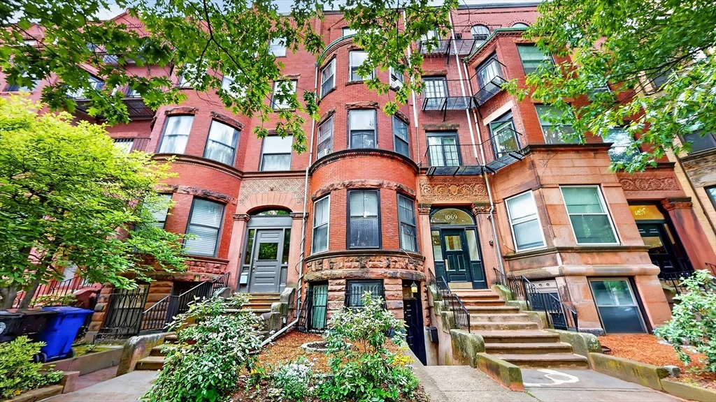 Studio bed, 1 bath apartment for rent at 1069 Beacon St Unit 2a, Longwood — photo 2 of 10