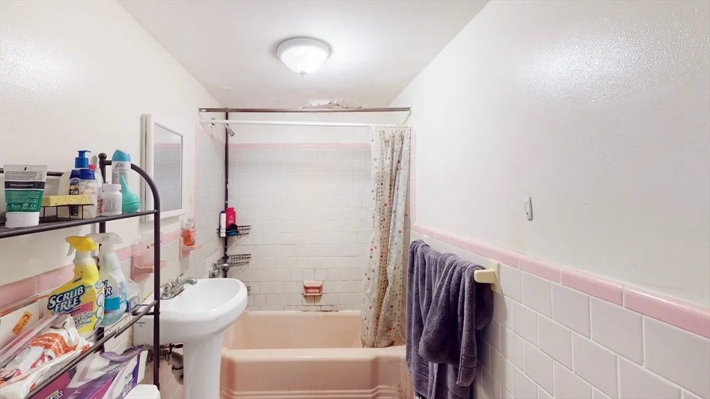Studio bed, 1 bath apartment for rent at 1069 Beacon St Unit BR, Coolidge Corner — photo 9 of 10
