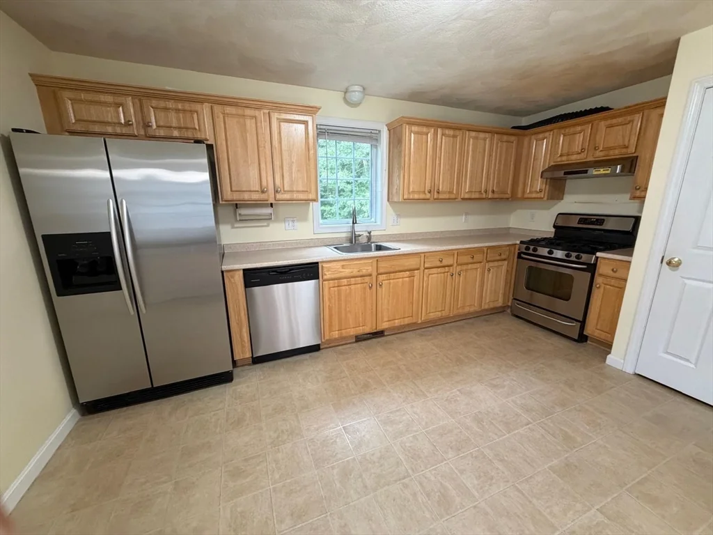 3 bed, 1 bath apartment for rent at 107 Charant Rd, Lowell — photo 5 of 21