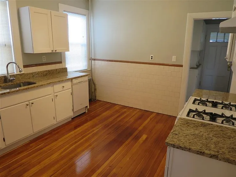 3 bed, 1 bath apartment for rent at 107 Highland Ave Unit 2, Winter Hill — photo 5 of 8