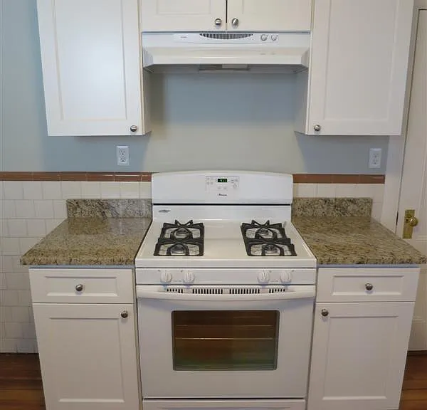 3 bed, 1 bath apartment for rent at 107 Highland Ave Unit 2, Winter Hill — photo 7 of 8