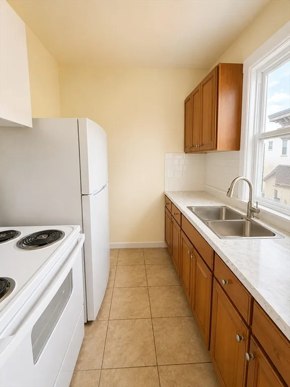 3 bed, 1 bath apartment for rent at 107 Jefferson St Unit 3, Lynn — photo 5 of 6