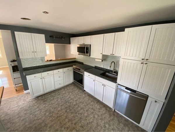 3 bed, 2 bath apartment for rent at 107 Lexington St, Burlington — photo 2 of 27