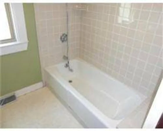 4 bed, 1 bath apartment for rent at 107 Merrymount Rd Unit 2, Quincy — photo 2 of 4