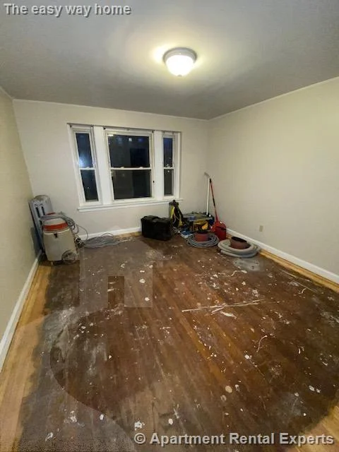 3 bed, 1 bath apartment for rent at 107 Norfolk St Unit 3, Central Square — photo 3 of 13