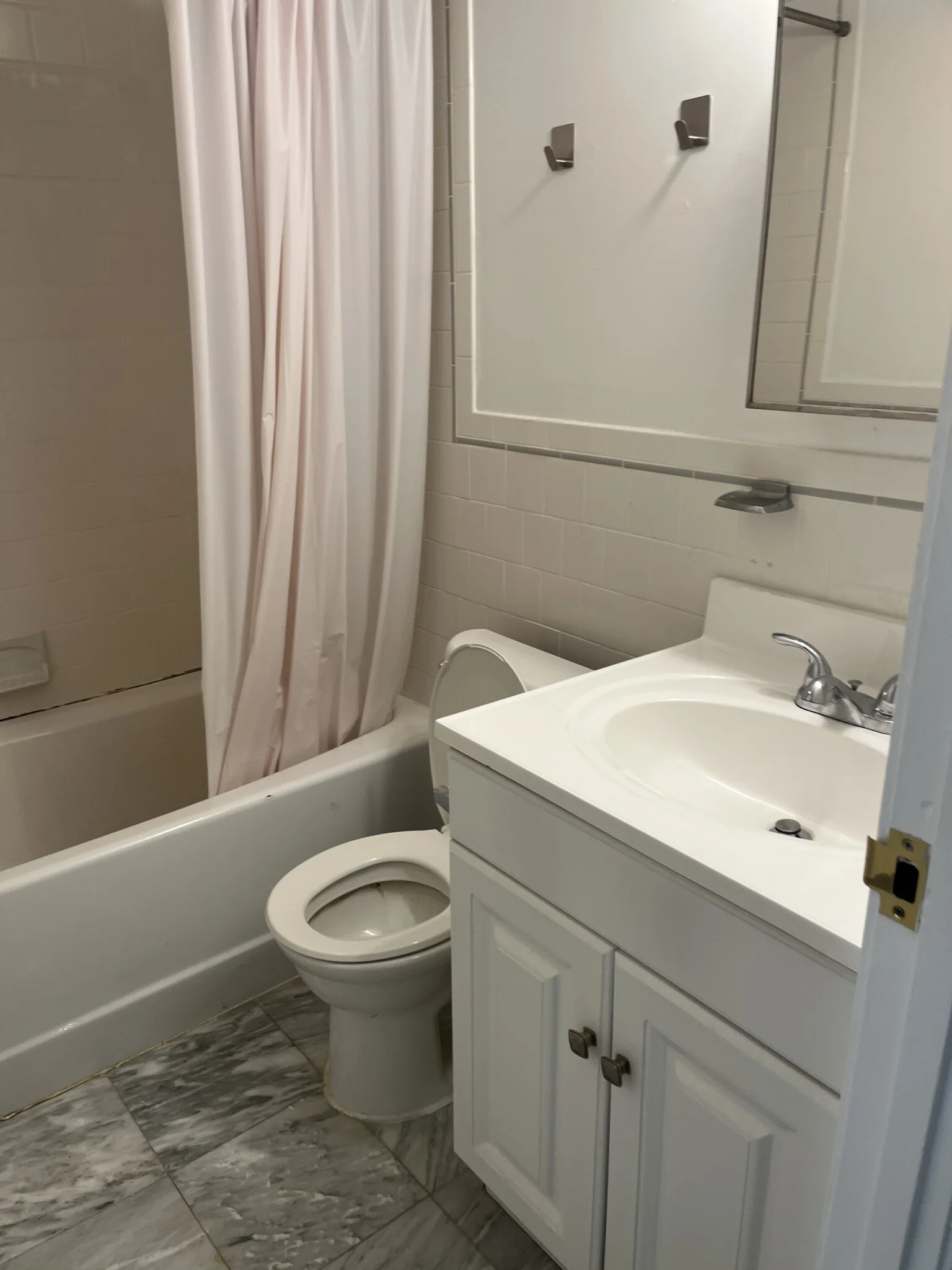 Studio bed, 1 bath apartment for rent at 107 Queensberry St Unit UA, Fenway — photo 2 of 12