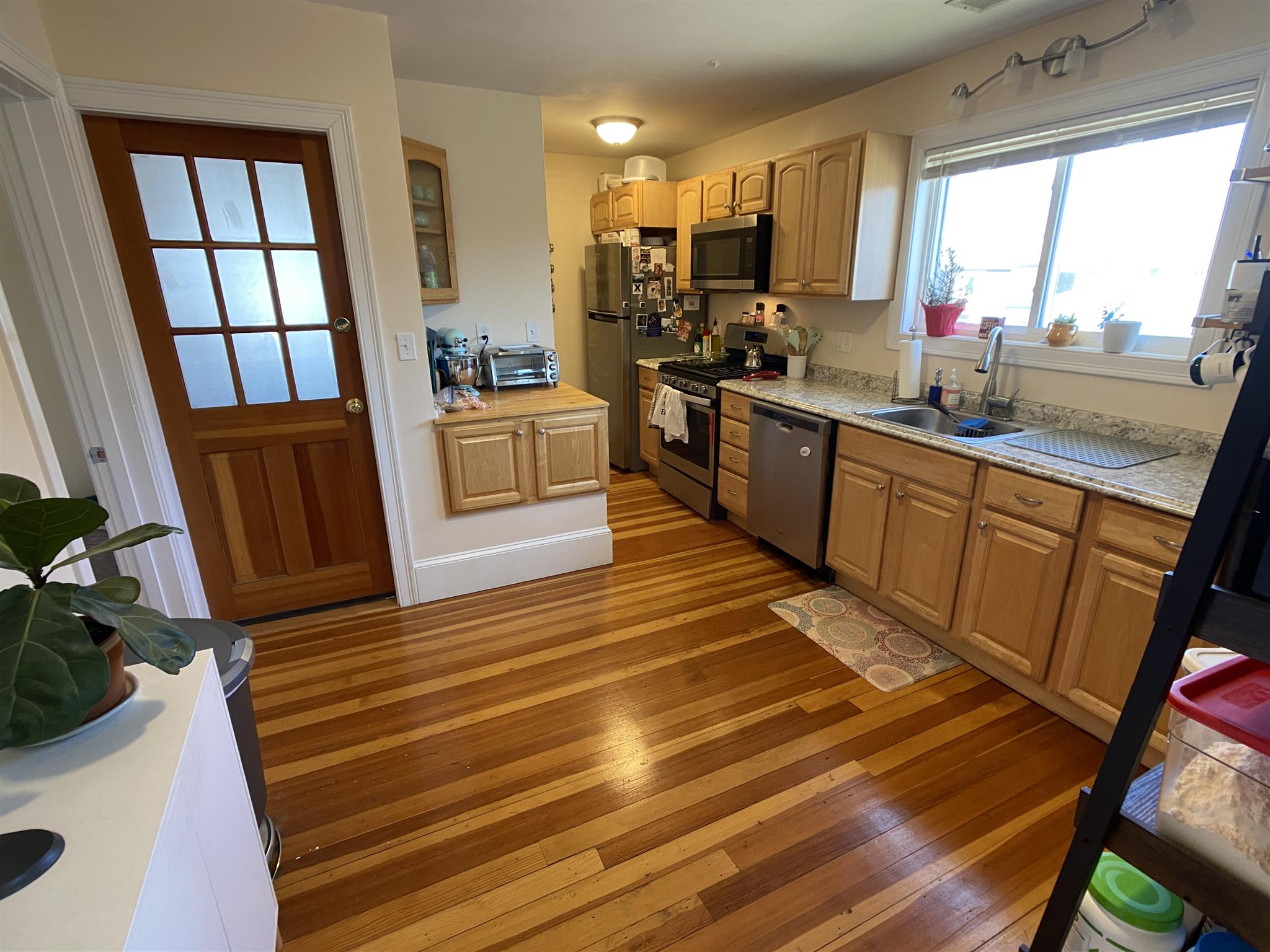 4 bed, 2 bath apartment for rent at 107 Yale St Unit 107, South Medford — photo 1 of 19