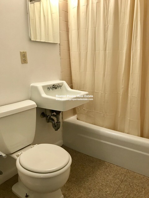 Studio bed, 1 bath apartment for rent at 1077 Beacon St Unit 1, Longwood — photo 4 of 5