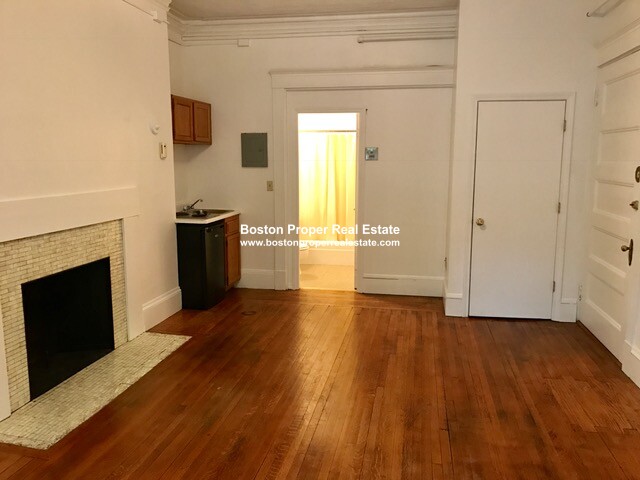 Studio bed, 1 bath apartment for rent at 1077 Beacon St Unit 1, Longwood — photo 2 of 5