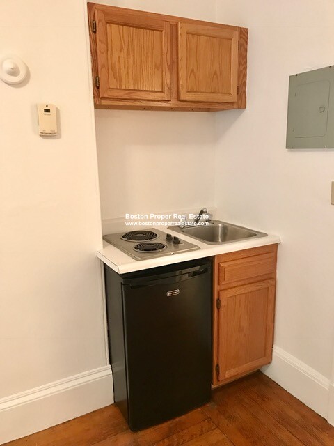 Studio bed, 1 bath apartment for rent at 1077 Beacon St Unit 1, Longwood — photo 3 of 5