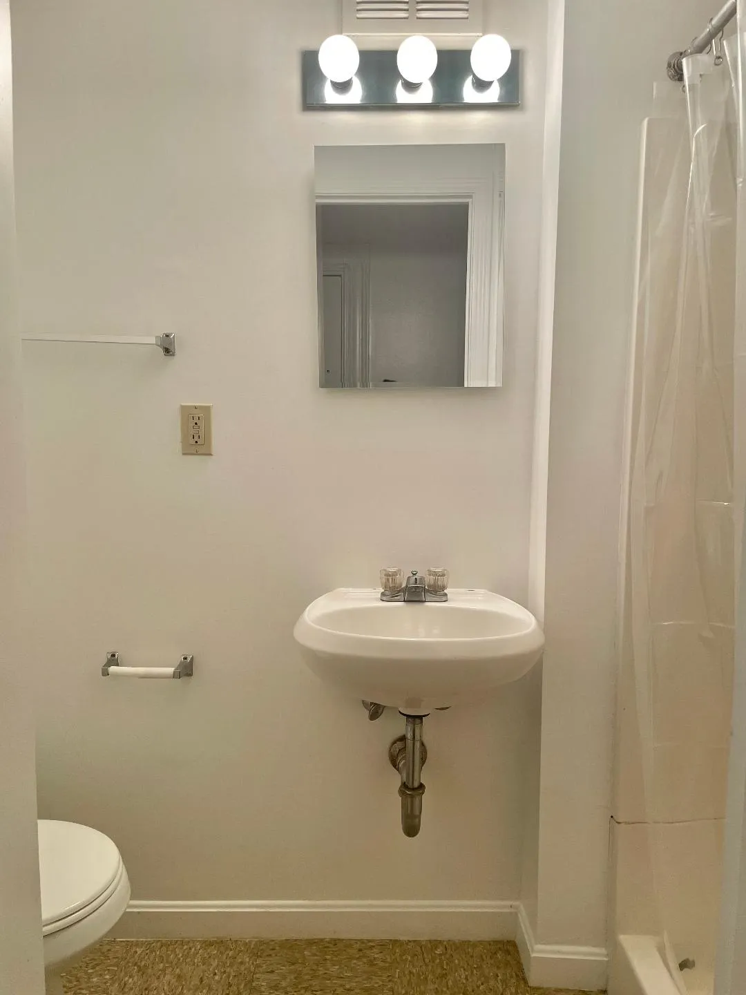 Studio bed, 1 bath apartment for rent at 1077 Beacon St Unit 6, Longwood — photo 3 of 4