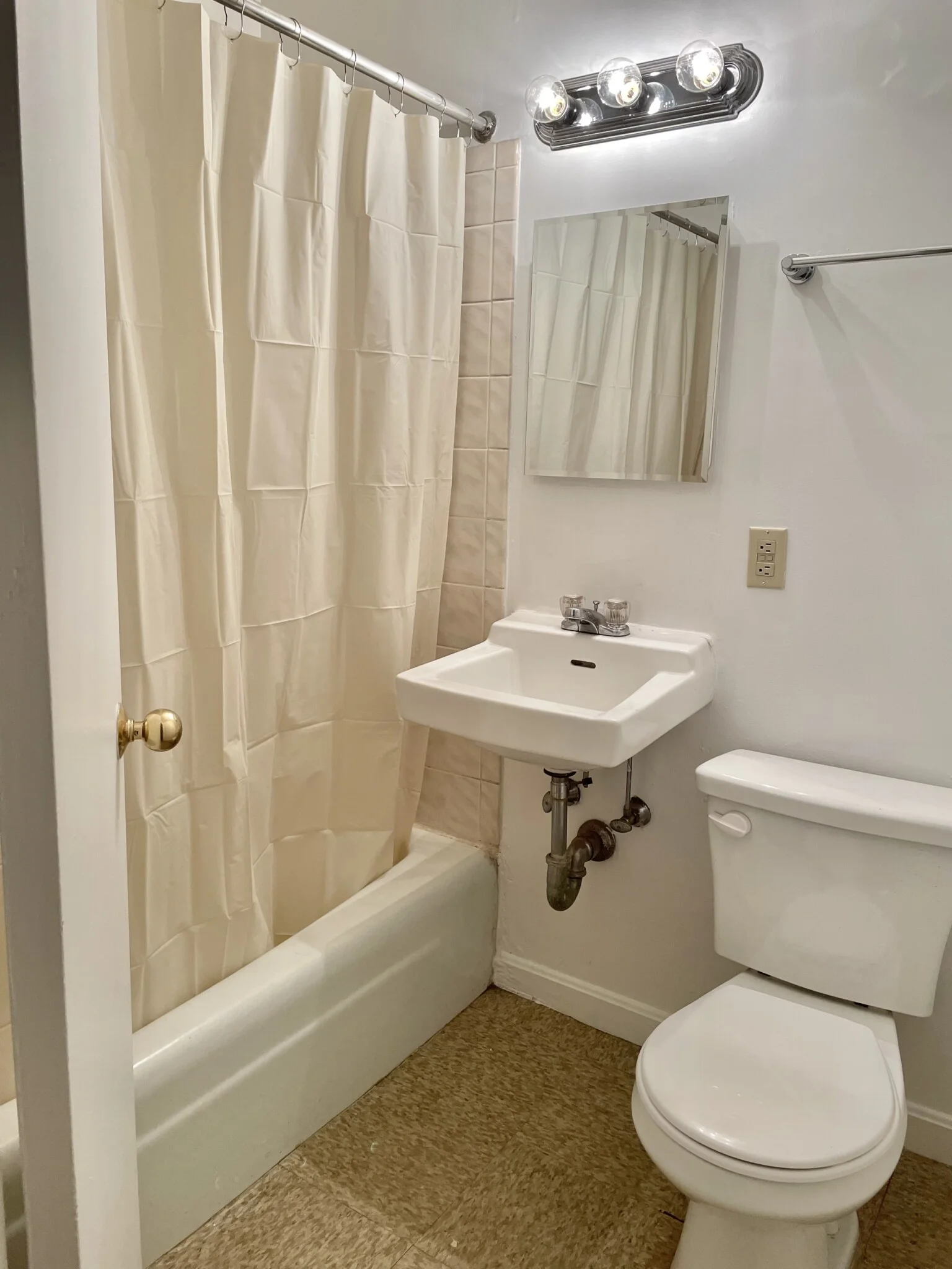 1 bed, 1 bath apartment for rent at 1077 Beacon St Unit A, Longwood — photo 10 of 11