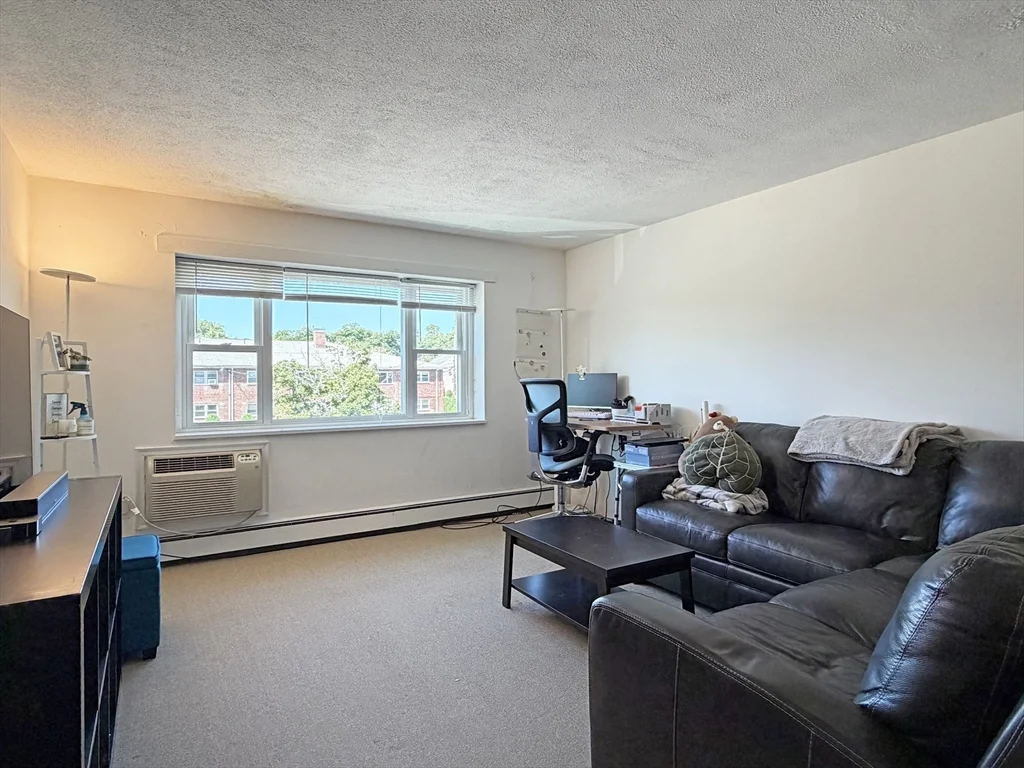 1 bed, 1 bath apartment for rent at 1077 Chestnut St Unit 8, Newton Upper Falls — photo 1 of 8