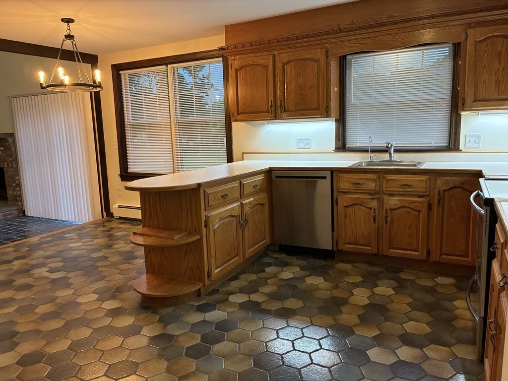 3 bed, 2 bath apartment for rent at 1077 North St, Walpole — photo 4 of 19
