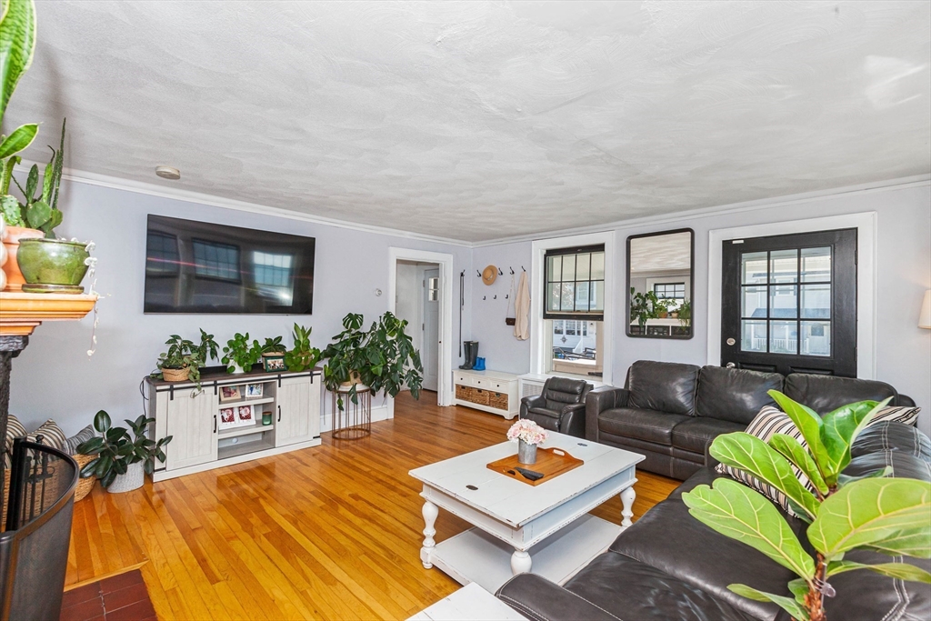 4 bed, 2 bath apartment for rent at 1079 Shirley St, Point Shirley — photo 5 of 33