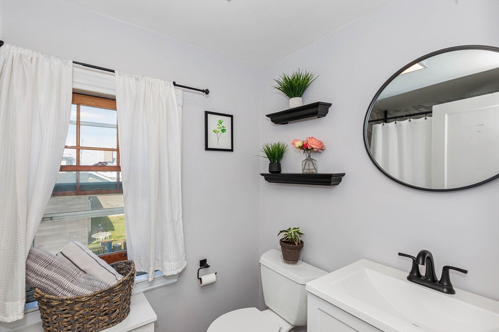 4 bed, 2 bath apartment for rent at 1079 Shirley St, Point Shirley — photo 24 of 33
