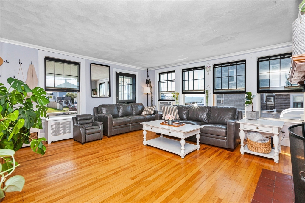 4 bed, 2 bath apartment for rent at 1079 Shirley St, Point Shirley — photo 4 of 33