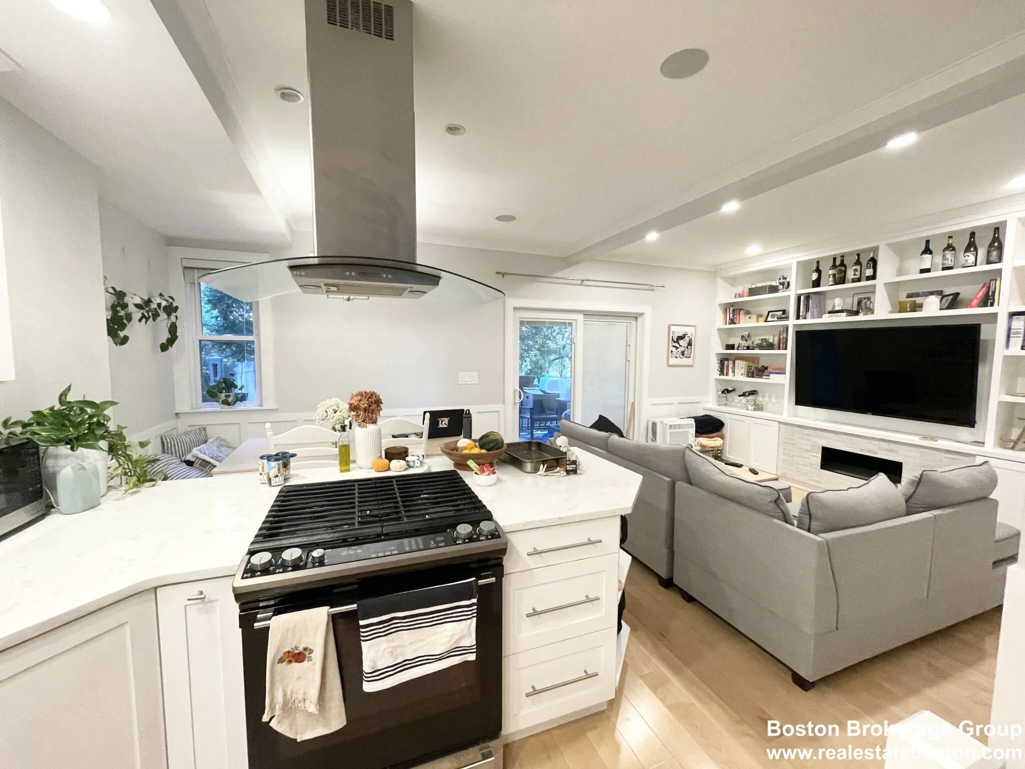 4 bed, 2 bath apartment for rent at 108 Buttonwood St Unit 4, Dorchester — photo 2 of 10