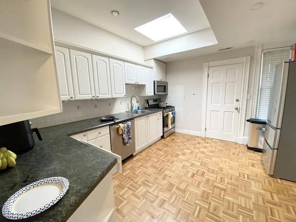 3 bed, 1 bath apartment for rent at 108 Buttonwood Unit 3, Boston — photo 3 of 10