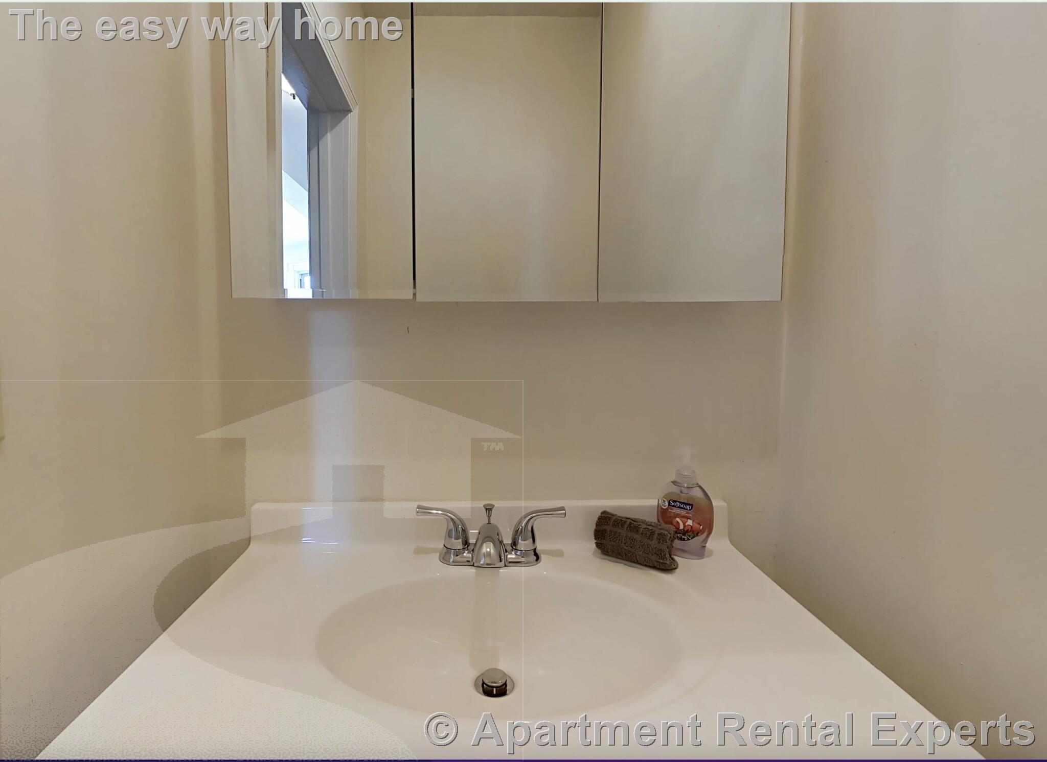 4 bed, 1 bath apartment for rent at 108 Central St Unit 2L, Spring Hill — photo 5 of 8