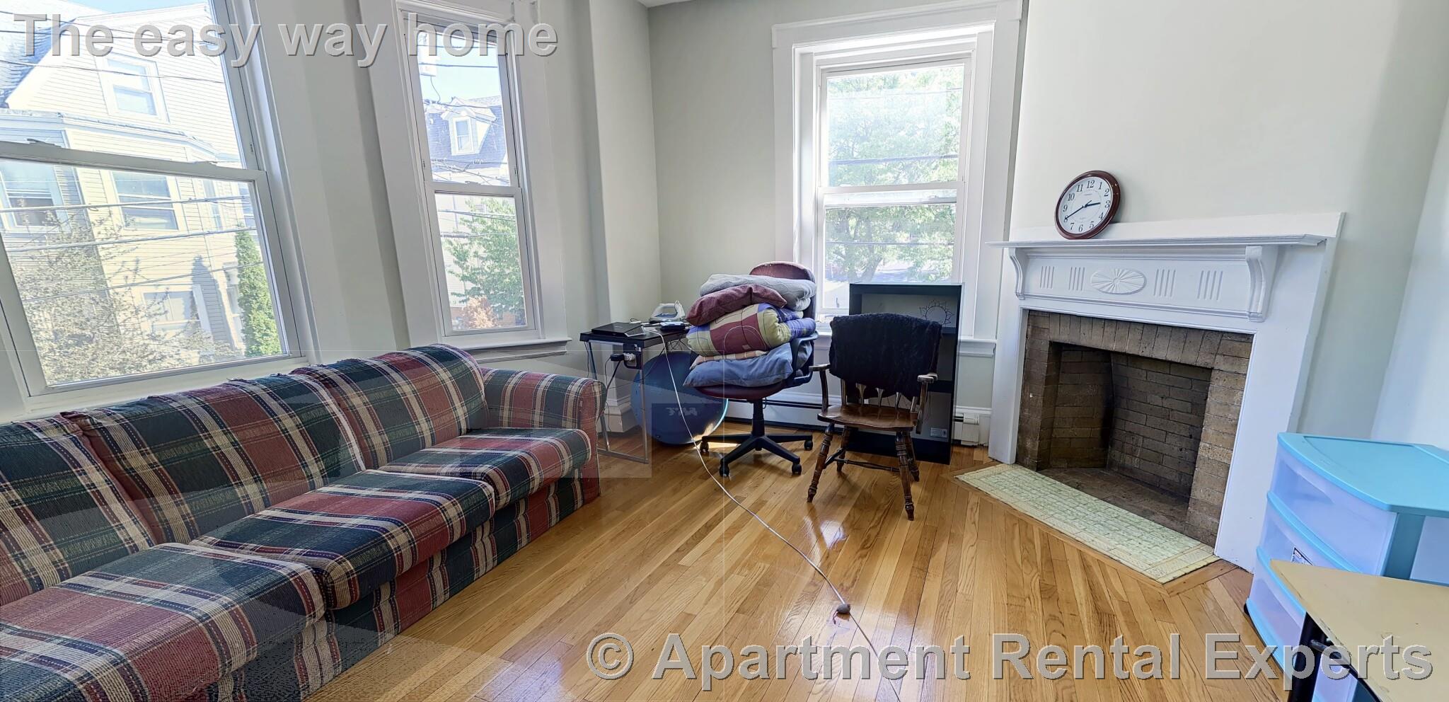4 bed, 1 bath apartment for rent at 108 Central St Unit 2L, Spring Hill — photo 4 of 8