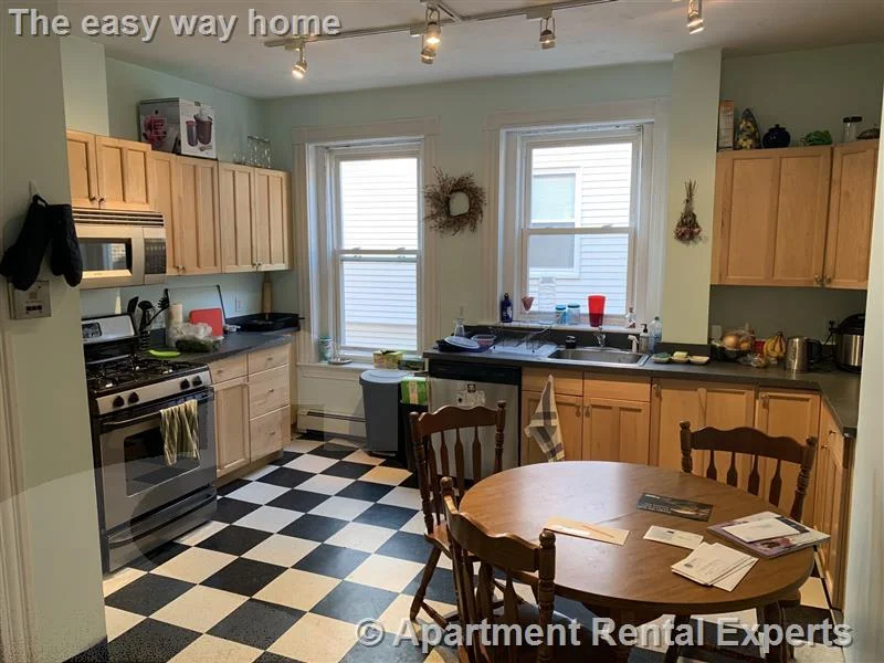 4 bed, 1 bath apartment for rent at 108 Central St Unit 3R, Spring Hill