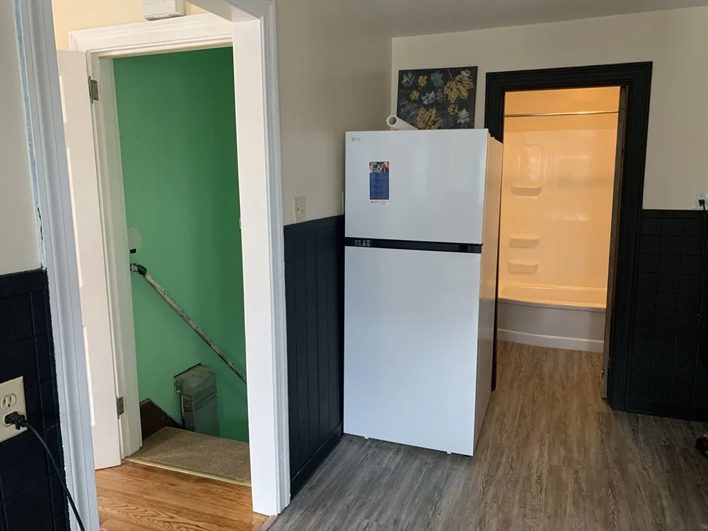 1 bed, 1 bath apartment for rent at 108 Elmwood Unit 2, Swansea — photo 5 of 15