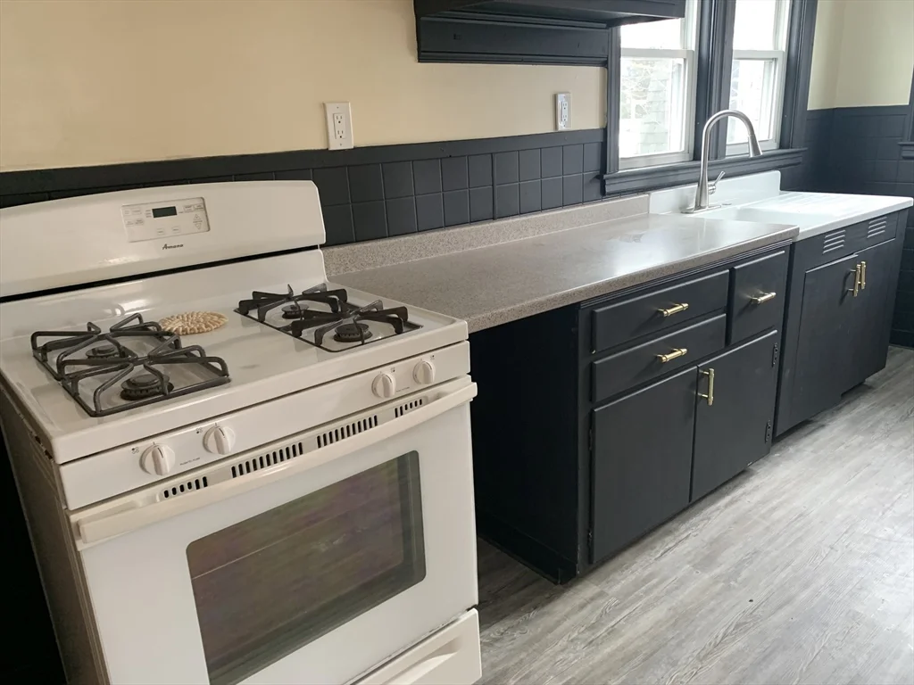 1 bed, 1 bath apartment for rent at 108 Elmwood Unit 2, Swansea — photo 2 of 15