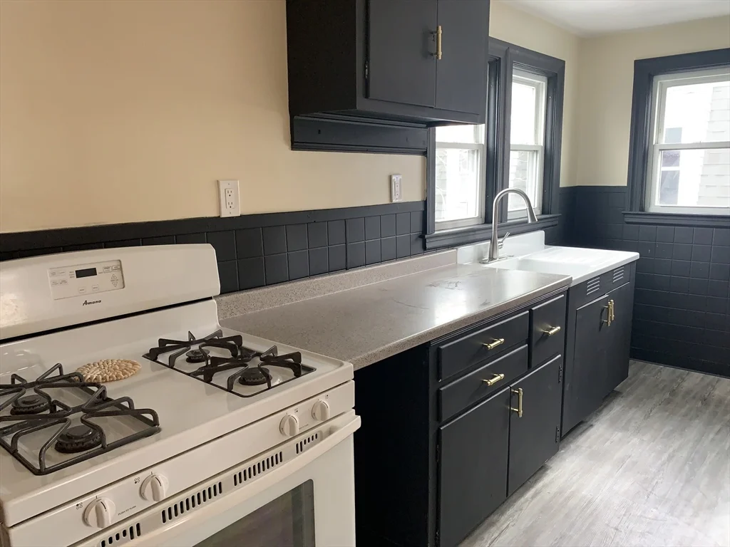 1 bed, 1 bath apartment for rent at 108 Elmwood Unit 2, Swansea — photo 3 of 15